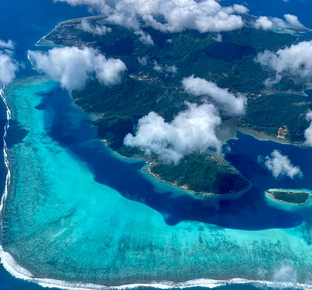 Huahine vue du ciel pour organiser son voyage de couple en Polynesie française