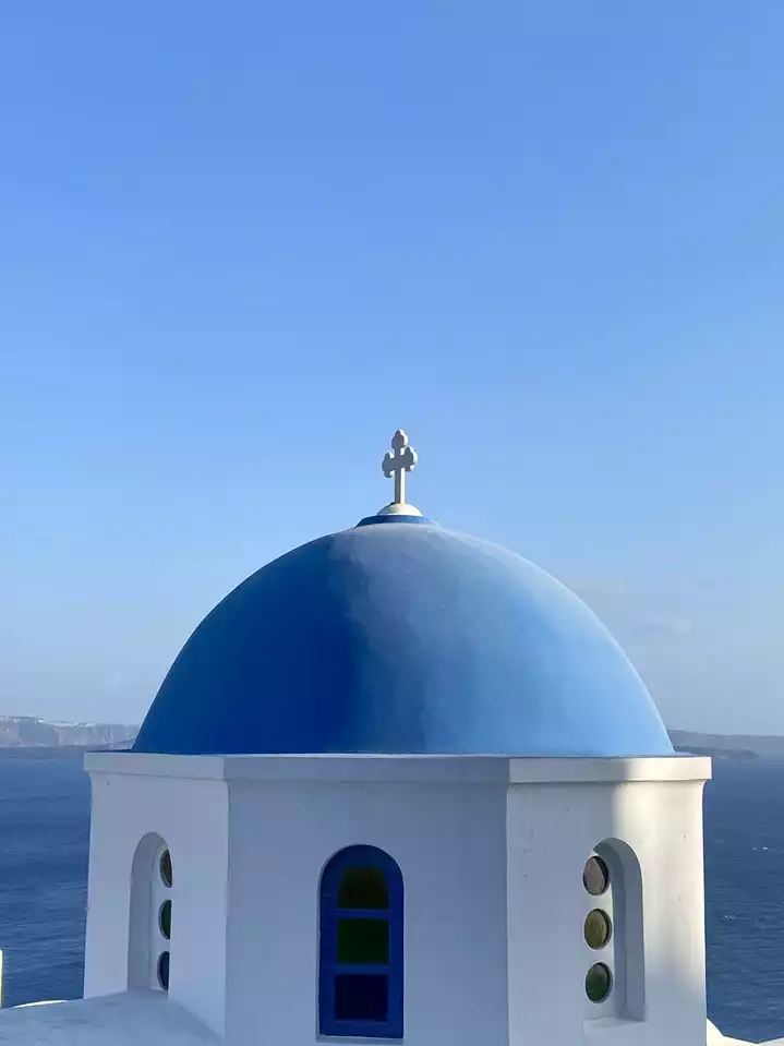 Toit bleu typique a Santorin dans les plus belles iles des Cyclades pour un premier voyage a deux